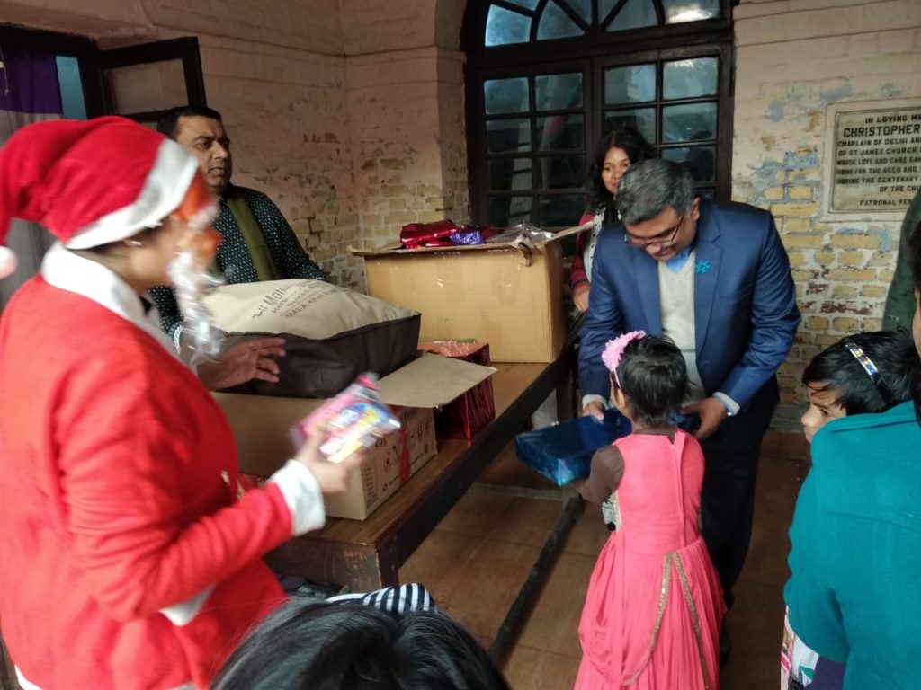 Kilkari Children getting Christmas gift